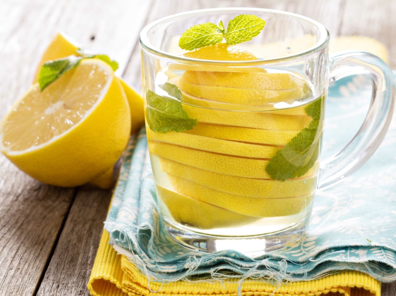 Wasser mit Zitrone trinken gesunde Lebensweise Zitrone Minze