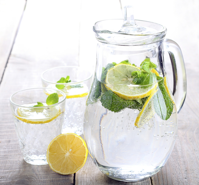 Wasser mit Zitrone trinken gesunde Lebensweise