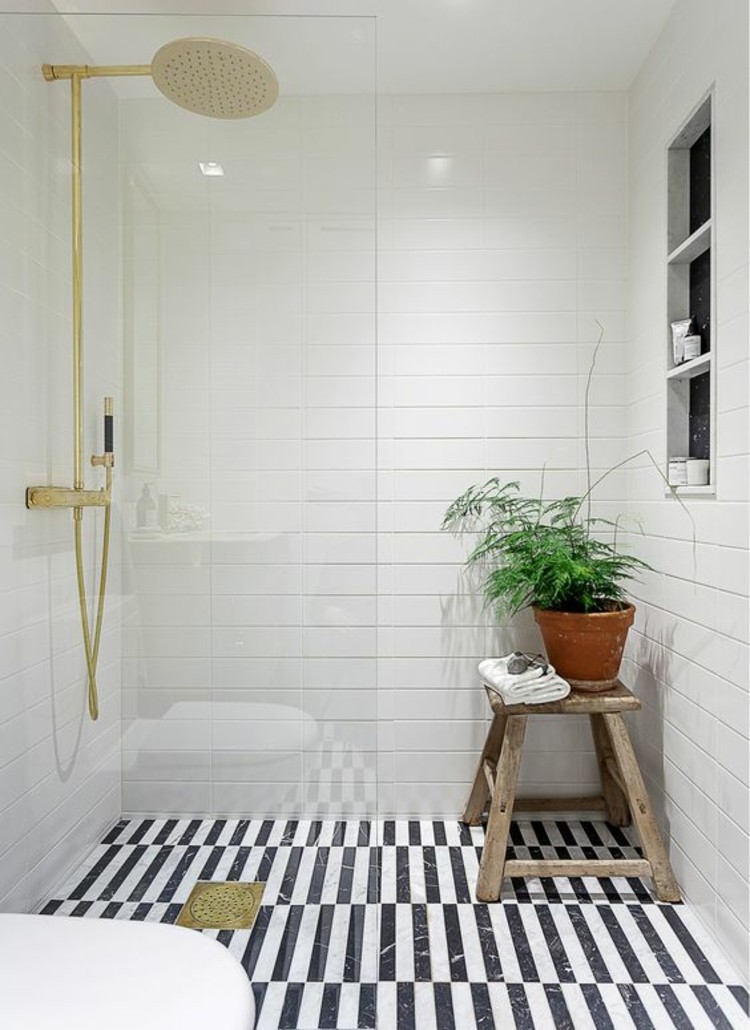 Wohnungseinrichtung Ideen Badezimmer Fliesen schwarz weiß Streifen Badfliesen