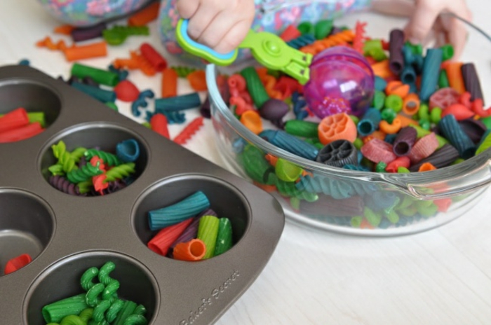Basteln mit Kindern bastelideen diy ideen kinderspiele wasser tastenbox umfüllen sticker pasta