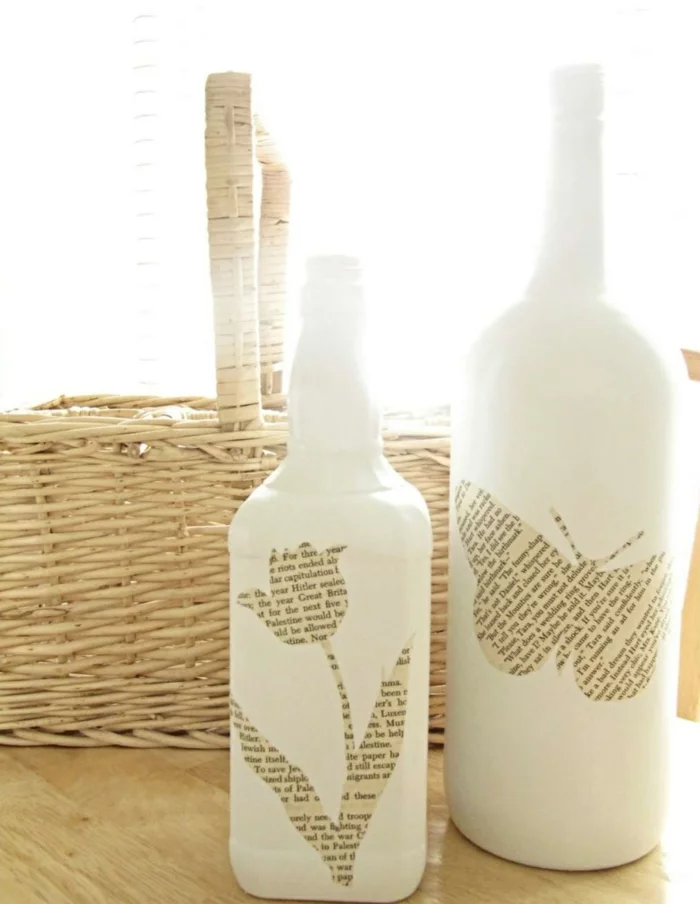 Deko Flaschen mit Zeitungspapier-Muster