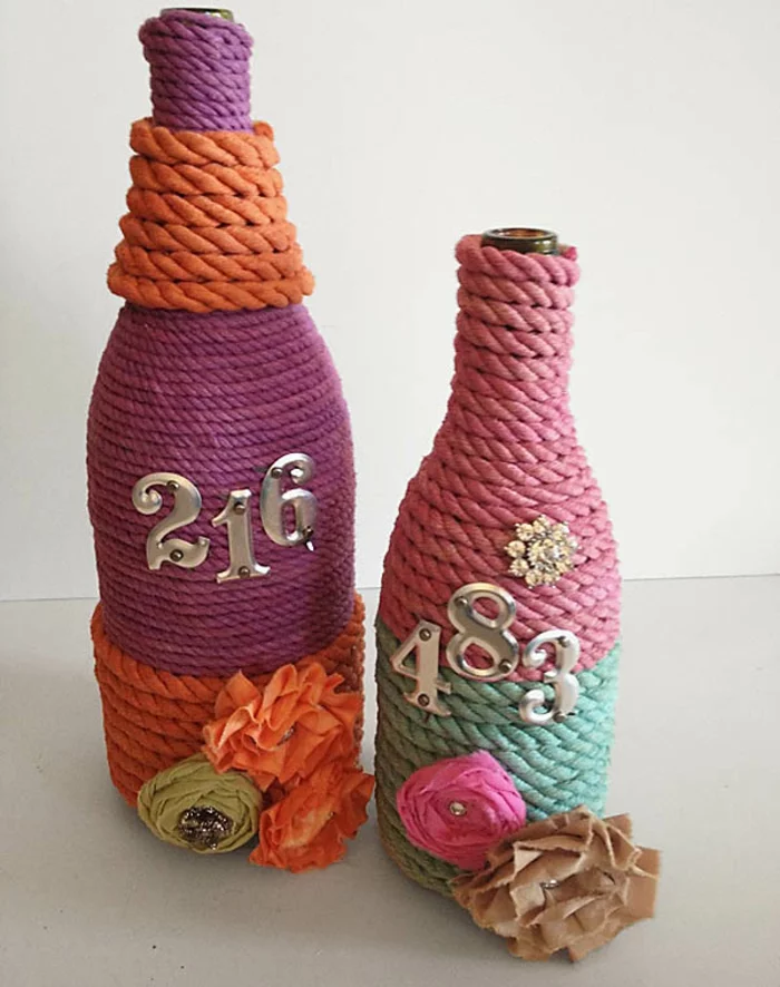 Deko Flaschen mit Wollfaden und Blumen aus Stoff