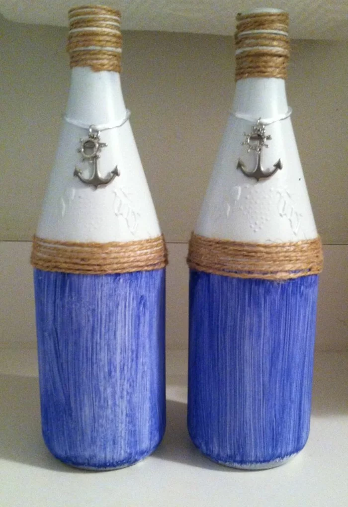 Flaschen in Blau und Weiß mit Faden in nautischem Look