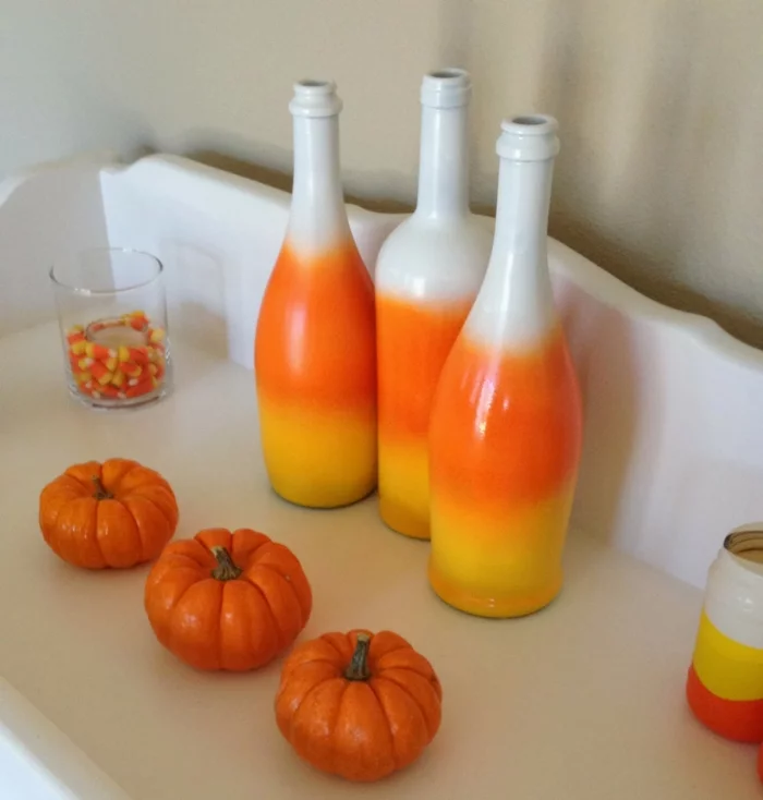 Flaschen in Weiß und Orange zu Halloween 