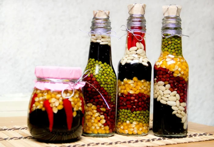 Deko Flaschen, befüllt mit verschiedenen Lebensmitteln