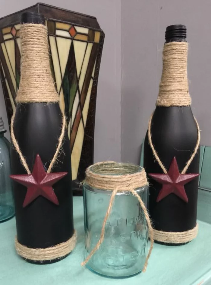schwarze Flaschen mit Schnur und roten Sternen