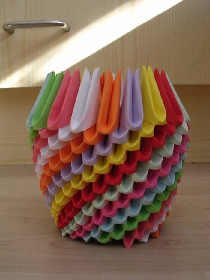farbige Blumenvase aus Papier selber machen
