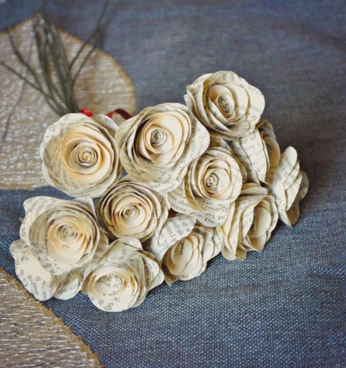 kreativ basteln mit Buchseiten und schöne Rosen machen