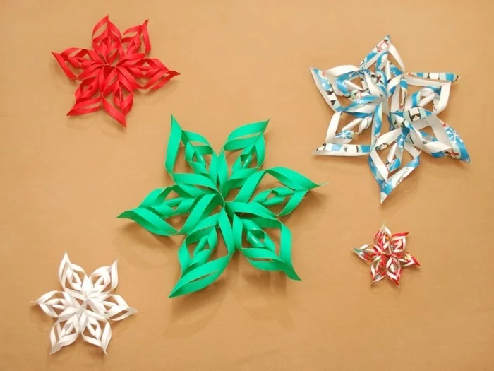 Schneeflöckchen aus Papier zu Weihnachten