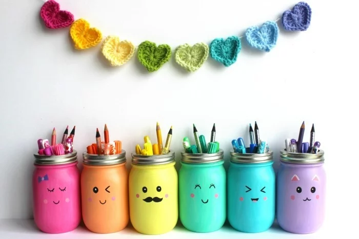 DIY Ideen mit Einmachgläsern - Bleistifte in farbig bemalten Einmachgläsern aufbewahren 