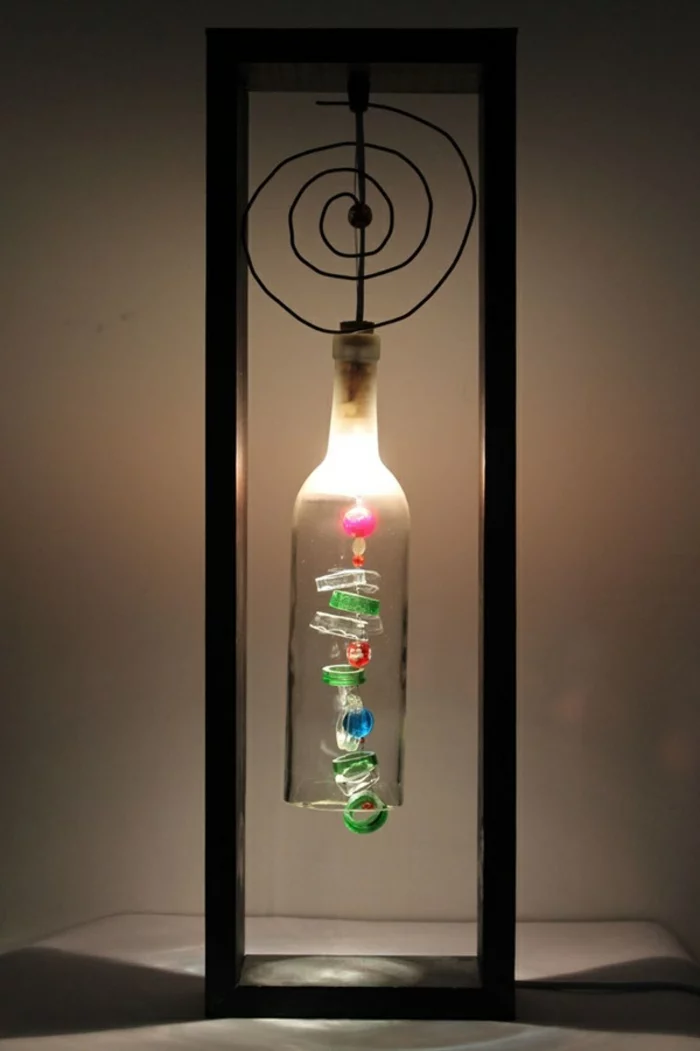 hängende leuchtende Flasche mit Basis als Tischlampe