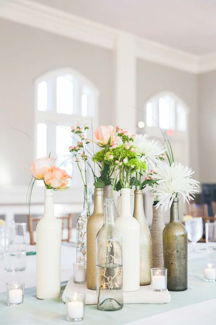 Deko Flaschen mit Blumen für die Hochzeitstischdeko
