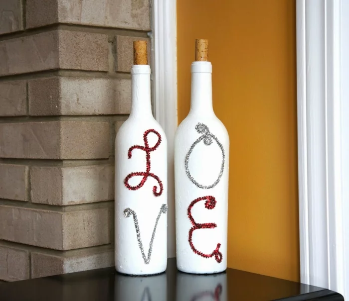 Deko Flaschen weiß streichen und mit Buchstaben dekorieren