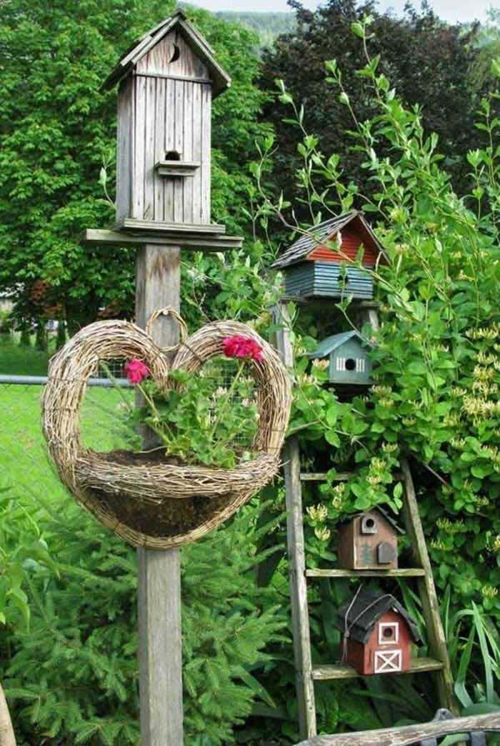 Upcycling Ideen mit Holzregal Vogelhaus im Garten