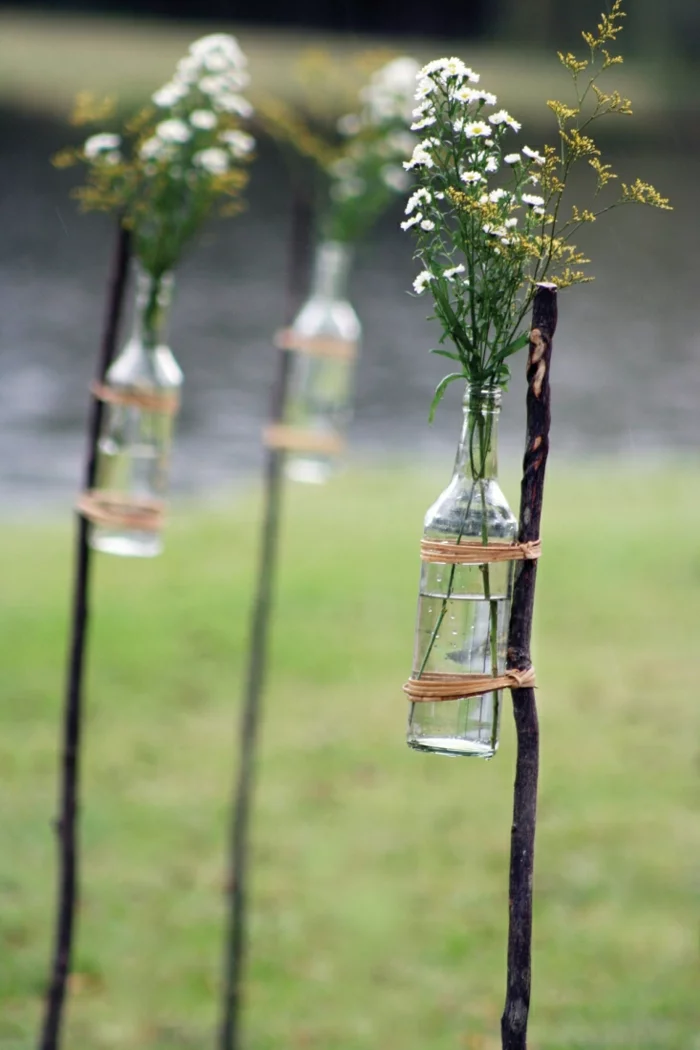 gartengestaltung ideen gebrauchte glasflaschen upcyclen vasen