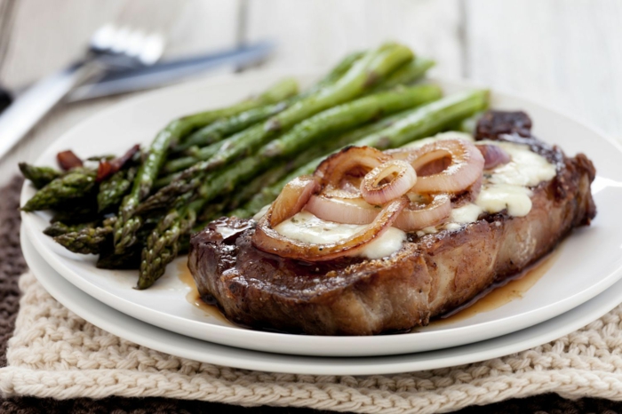 ketogene diät gesunde fette fettsäuren steak schmelzkäse zwiebeln spargel