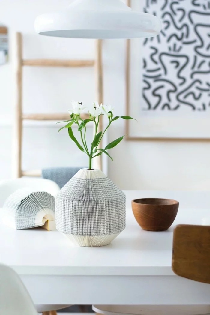 kreativ basteln und eine ausgefallene Vase aus Bücherseiten machen