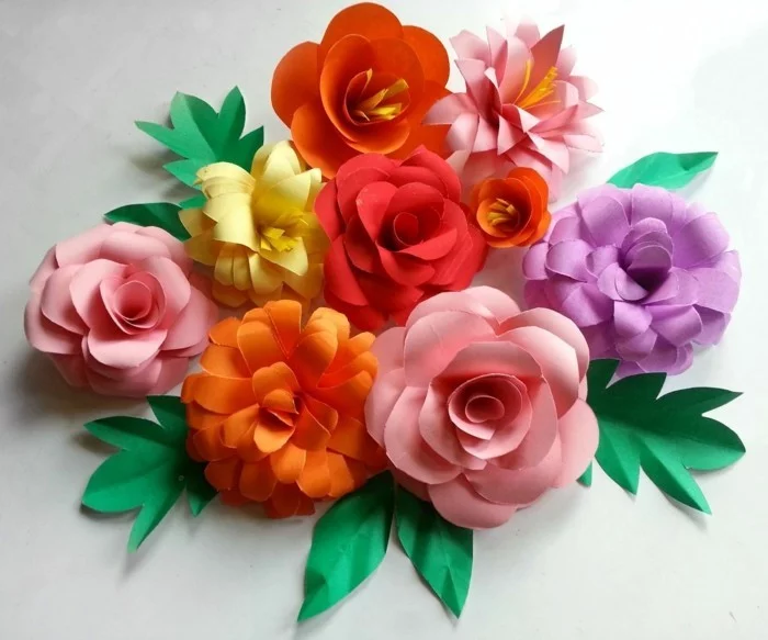 kreativ basteln und farbige Blumen und Blätter aus Papier selber machen