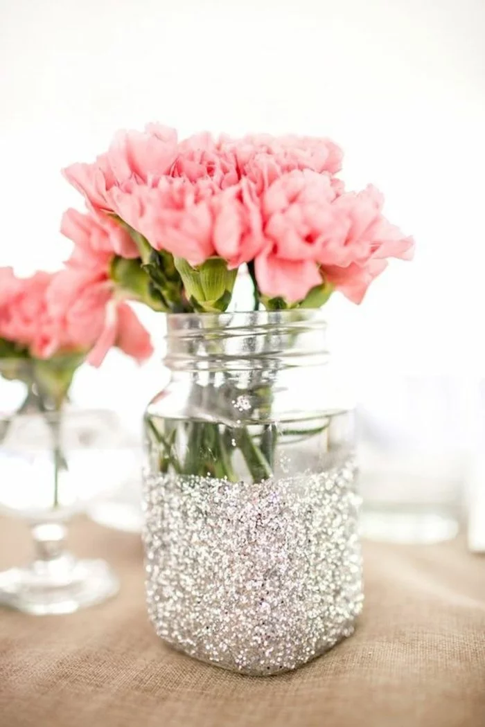 Einmachglas mit Glitzer bekleiden und Blumen drinnen stellen