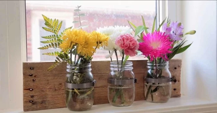 DIY Deko mit Einmachgläsern - rustikale Blumenvasen, an einem Holzbrett befestigt
