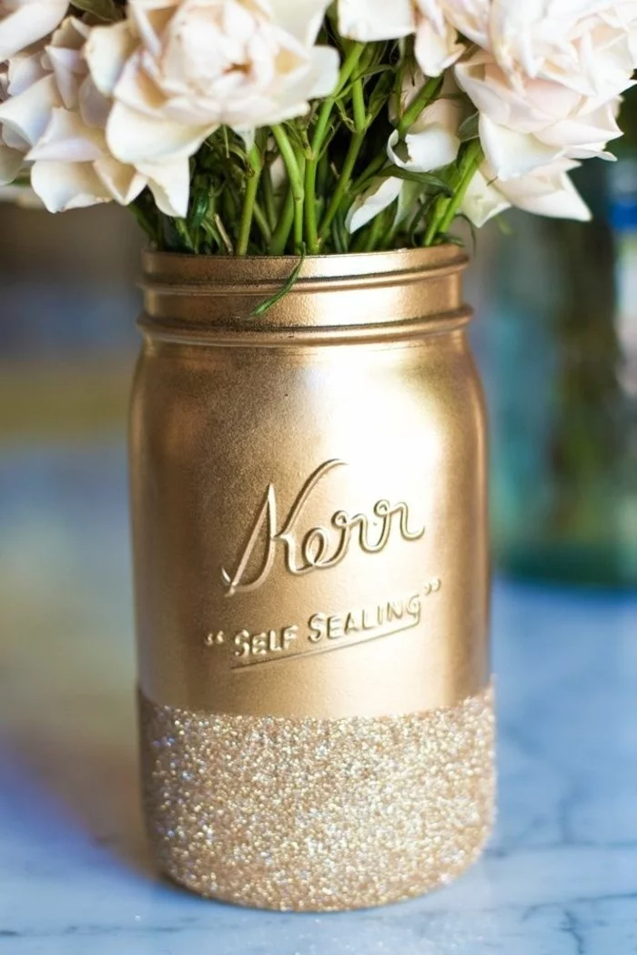 Einmachglas in Gold mit Glitzer am unteren Rand und Blumen 