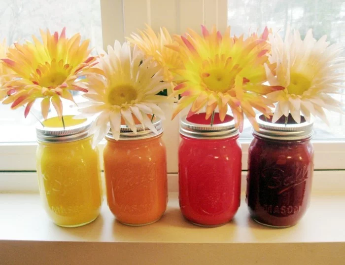 kreative DIY Deko - farbige Einmachgläser mit Blumen drinnen