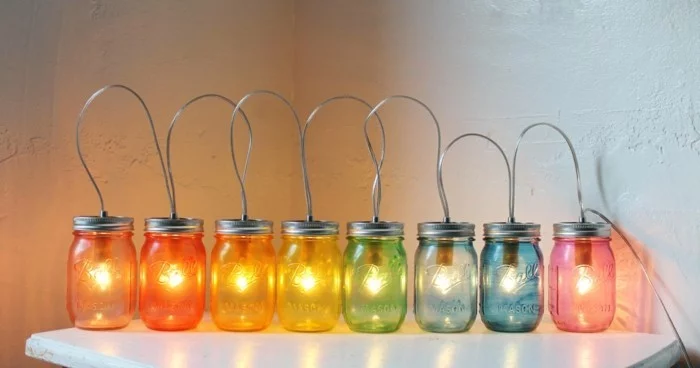 Windlichter zum Aufhängen aus Einmachgläsern in verschiedenen Farben