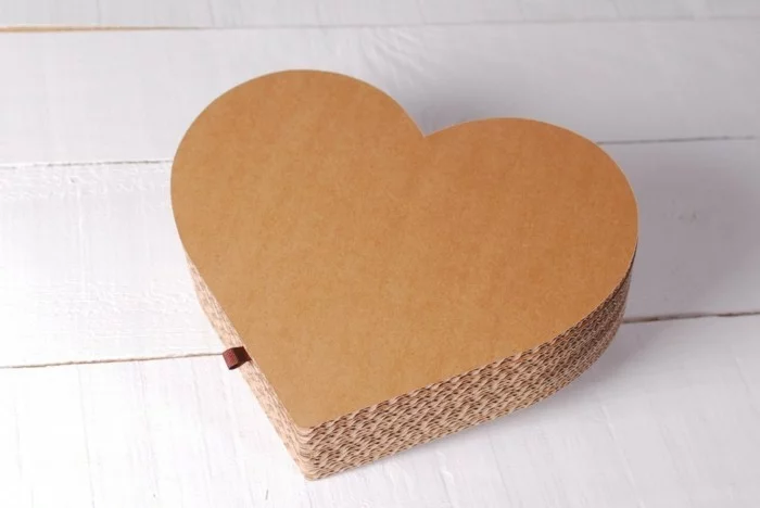 kreativ basteln und eine Box aus Bastelkarton in Form von einem Herzen machen