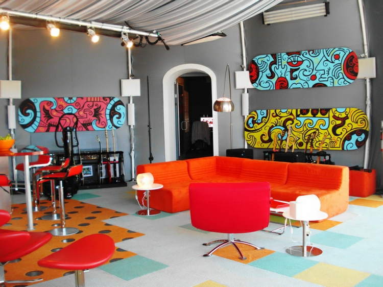 kreative Wandgestaltung Wohnzimmer farbige Wanddeko Ideen