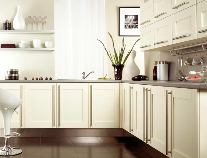 küchenfronten austauschen erneuern weiße kücheschränke aluminium griffe moderne küche
