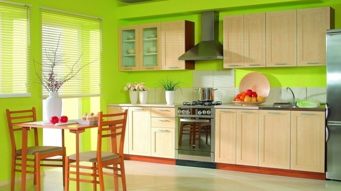 küchenmöbel hölzerne unterschränkegrüne wandfarbe kleiner essbereich