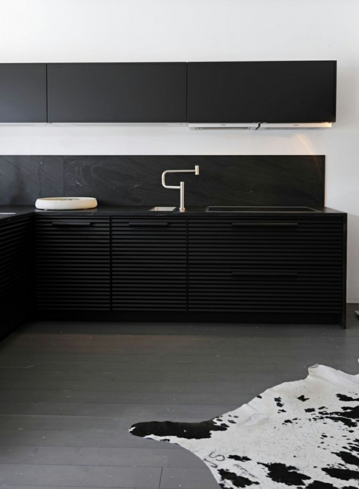 küchenmöbel schwarze küchenschränke minimalistisch fellteppich 