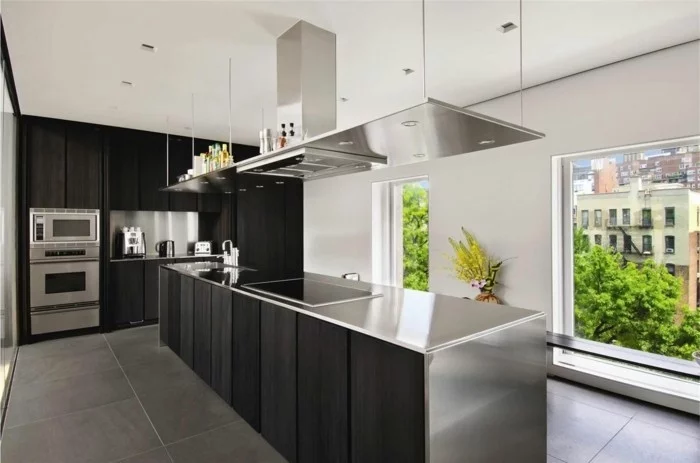 küchenmöbel schwarze küchenschränke moderne kücheninsel graue bodenfliesen einbauleuchten