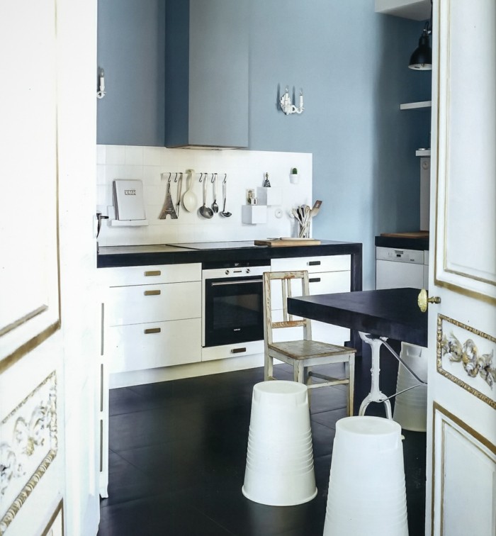 küchenmöbel skandinavische küche weiße küchenschränke dunkler bodenbelag