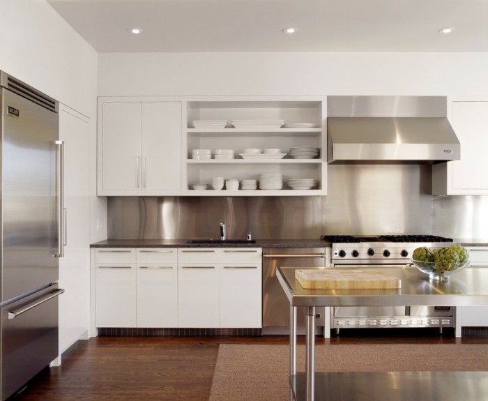 küchenmöbel weiße küchenschränke coole küchenrückwand stahloberflächen