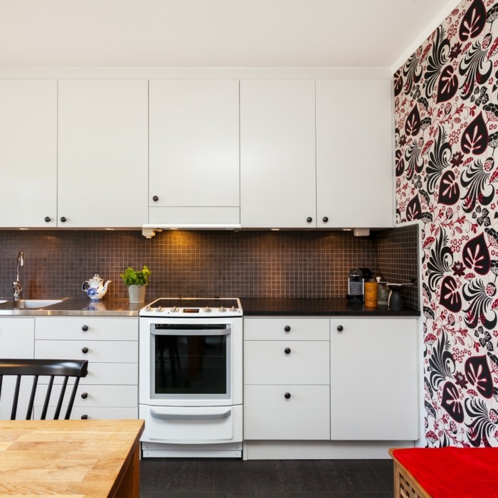 küchenmöbel weiße küchenschränke mosaik küchenrückwand blumentapete