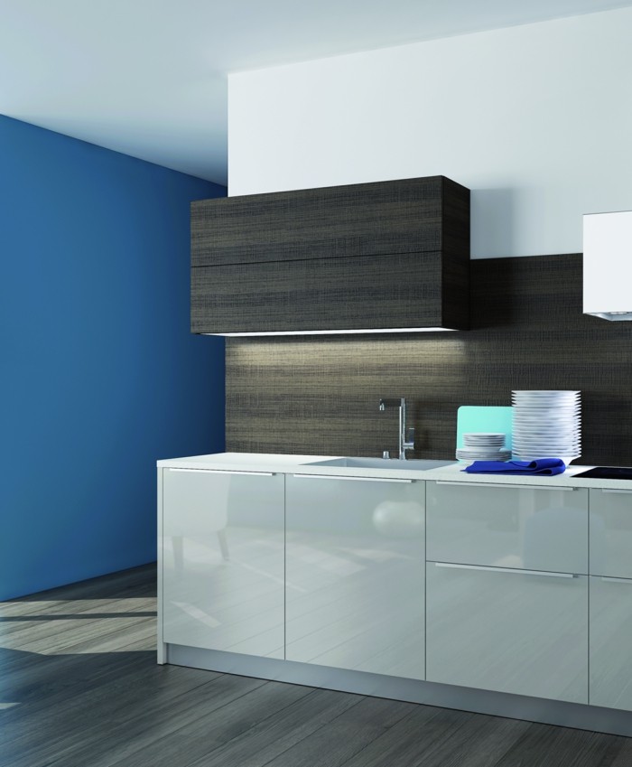 küchenmöbel weiße unterschränke spiegeloberflächen blaue akzentwand