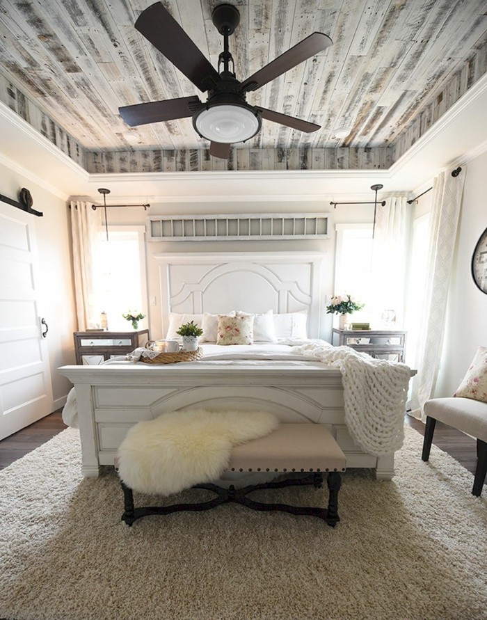 landhausstil schlafzimmer hölzerne zimmerdecke und heller teppich