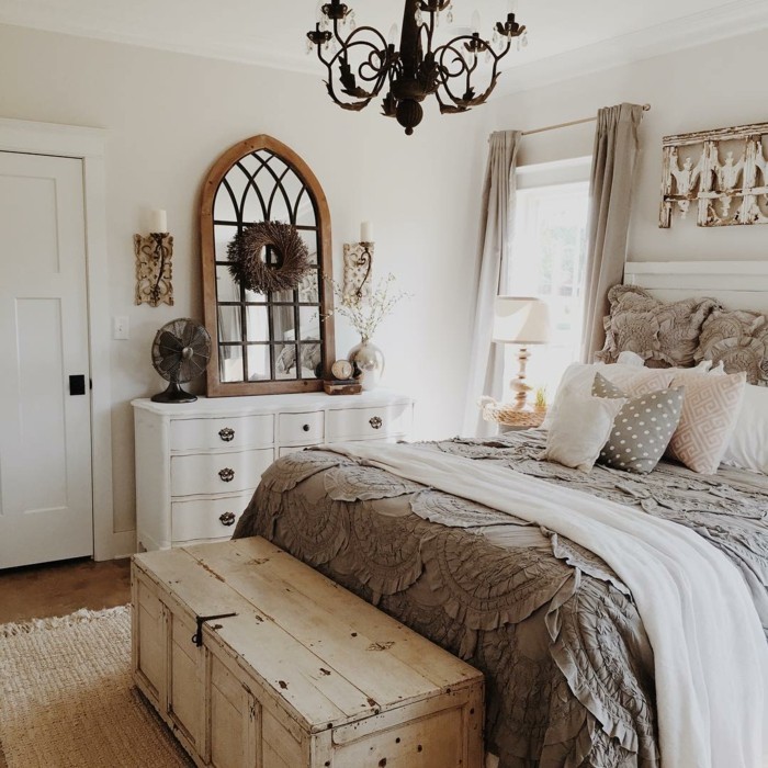 landhausstil schlafzimmer rustikale alemente schöner leuchter