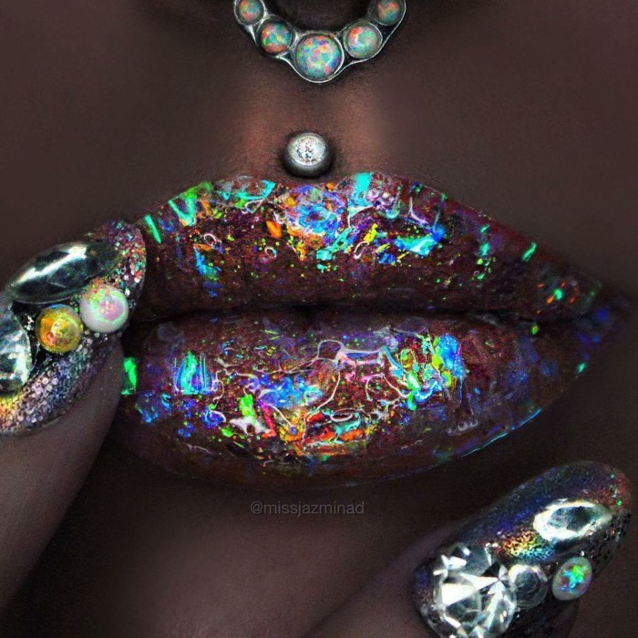 lippen schminken halloween party design nageldesign strasssteine perlen holografisch