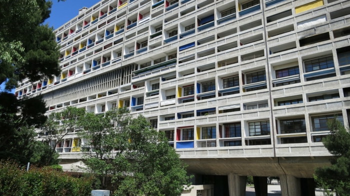 massivhaus bauen brutalismus architektur le corbusier cite radieuse wohnblock fassade bunte