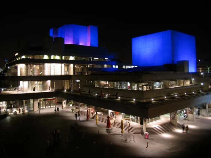 massivhaus bauen london nationaltheater brutalismus architektur modern beton