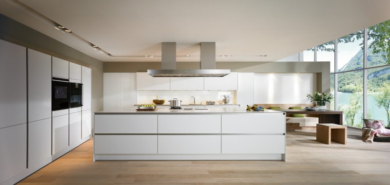 moderne Küche weiß Kücheninsel Hochglanz Holzboden