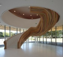 Organische Treppengestaltung lässt den Innenbereich futuristisch erscheinen