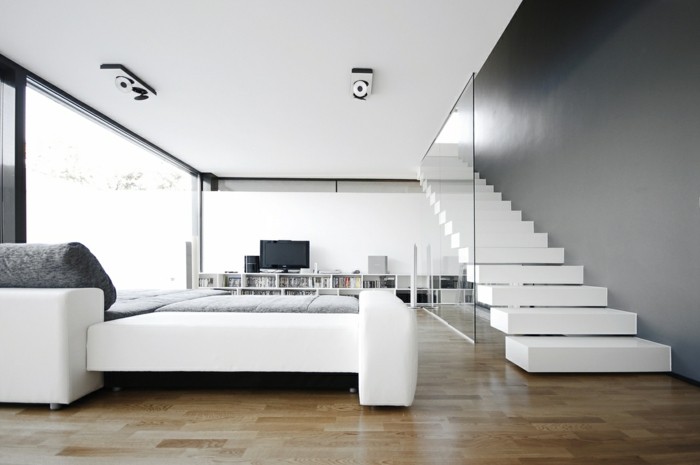 moderne treppen weiß geräumiges wohnzimmer fernseher