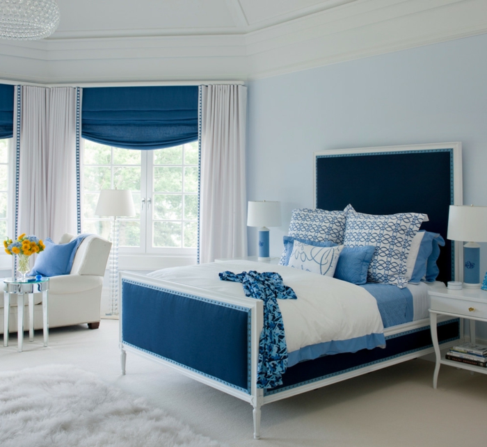 schlafzimmer blau akzentwand raffrollos weißer teppich