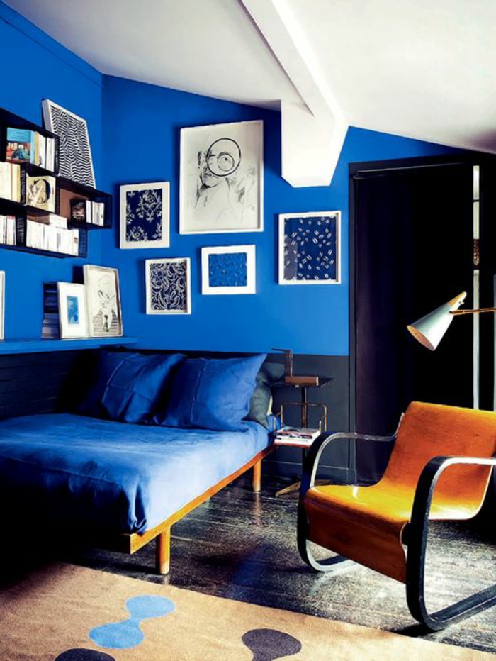 schlafzimmer blau blaue wände offene wandregale beiger teppich