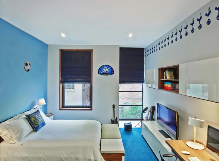 schlafzimmer blau blauer teppich blaue akzentwand raffrollos