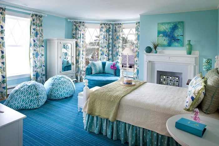 schlafzimmer blau blauer teppich gardinenmuster weiße möbel