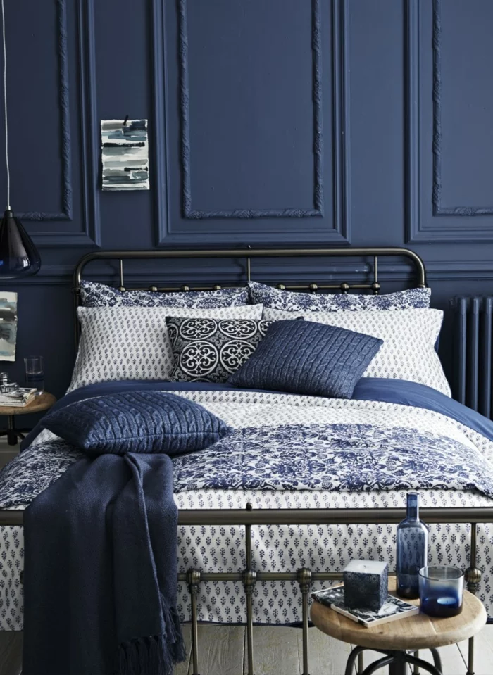 schlafzimmer blau dunkelblau hängelampen schöne stoffmuster beistelltisch